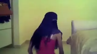 فتاة سعودية مثيرة ترتدي الحجاب