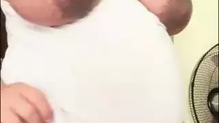 فتاة عربية حامل ذات بطن كبير وثدي حليبي
