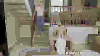 ينيك خرق الخادمة من خرقها و يوسعه ليها توسيع و هي تقلها ابي زبرك