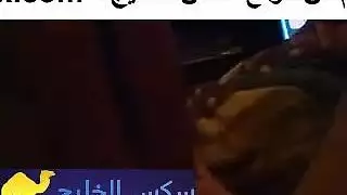 يمسك بزازها و تلعب في زبو