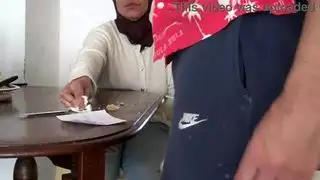 عائلة المحرمات: الجدة التركية الغريبة تحصل على زيارة من ابن زوجها في اسطنبول