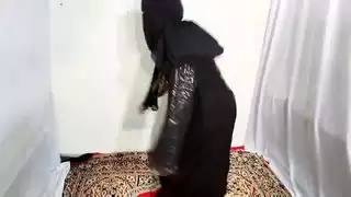 فتاة عربية مثيرة ترقص بشكل مثير وهي ترتدي الحجاب الأسود في المنزل، ديسي هندية وقحة أمروزيا تتحرك الثدي والحمار ترقص على الموسيقى العربية