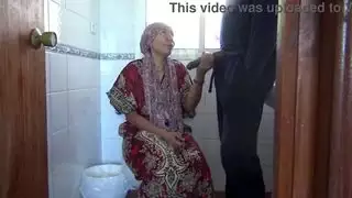 زوجة ديوث مسلمة تركية قرنية تمارس الجنس في المرحاض العام مع جندي أمريكي
