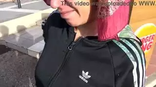 امرأة تركية جائعة لا تخشى ممارسة الجنس مقابل البرجر !!!
