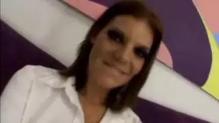لقاء كايلا كوين بين الأعراق الشديد