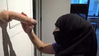 زوجة مسلمة عربية تحب مص الديوك الكبيرة غير المصقولة
