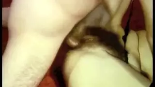 إنه يمارس الجنس جيدًا في كس فتاته المفضلة والجميلة جدًا