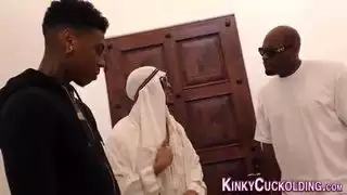 زوجة عربية تمتص قضيب أسود
